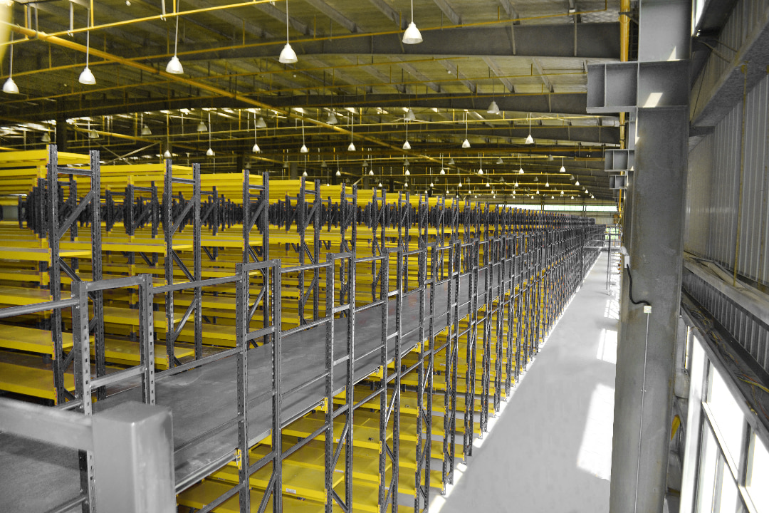 "積層式料架"適用於高廠房，貨物較小，人工存取，儲貨量大的情況